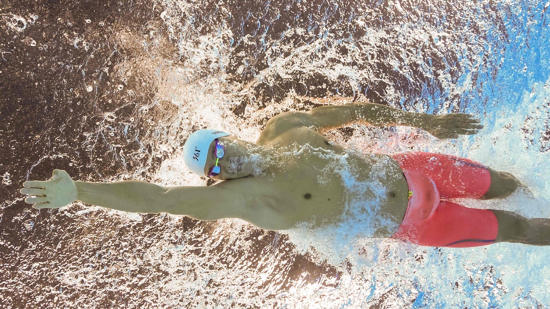 法甲赛况激烈，比分2-1，比赛中精彩突破和远射，关键数据：长传成功率80%、射门准度72%